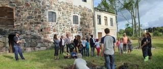 Barn med på utgrävning vid ödeslott