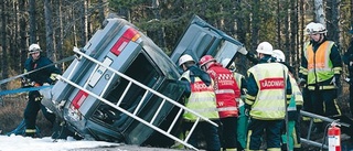 Kvinna skadad i våldsam bilkrasch