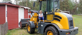 Fyra generationer hjälps åt med Gudingebadet