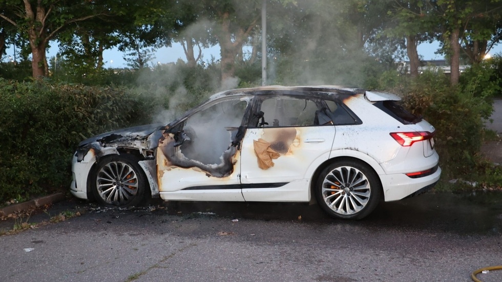 Vid 22.15-tiden hade räddningstjänsten fått stopp på elden. Då var bilen totalförstörd.