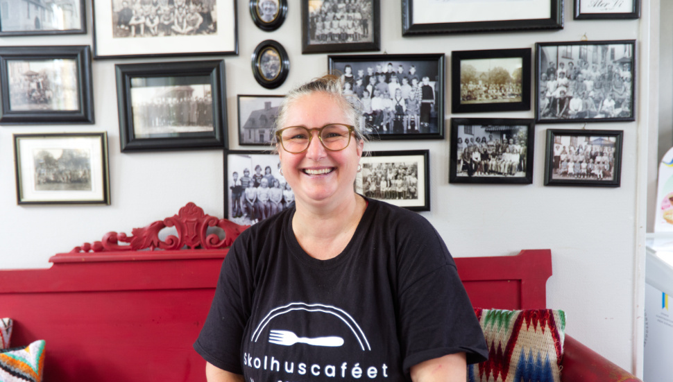 Läraren Maja Laulund har tagit över Café Skolhuset i Östergarn i sommar. 