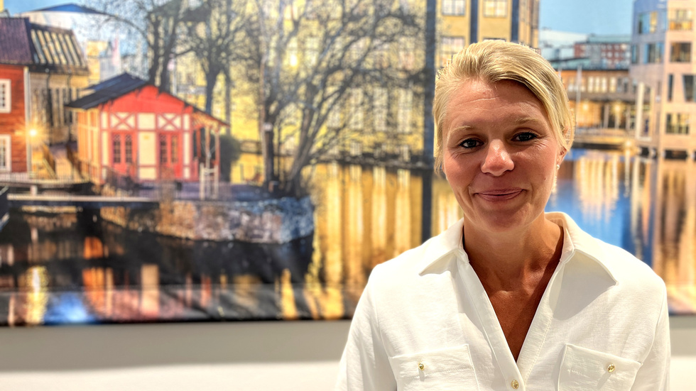 Sophia Jarl får inget stöd av Miljöpartiet för kommunregeringens förslag om att sälja driftbolaget för Louis de Geer hallen. Beslut ska fattas på fullmäktiges möte på måndag förmiddag 26 augusti. 