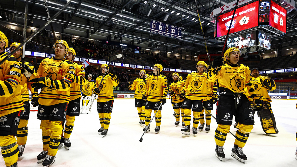 Skellefteå AIK tackar de supportrar som letat sig till Saab arena efter övertidssegern.