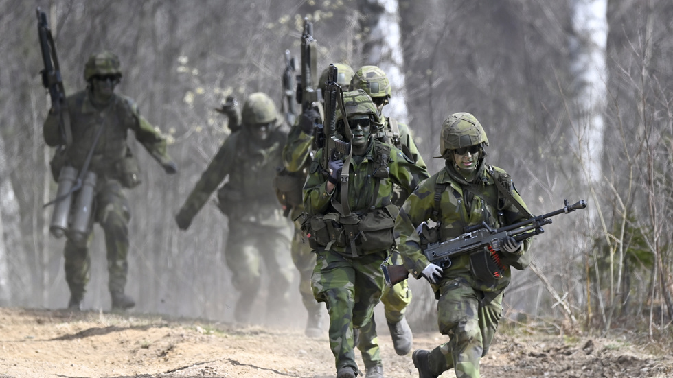 Skribenten funderar över om Sverige är på väg att bli en krigsnation.