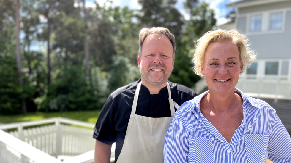 Thomas Hallgren och Malin Peterzén, Östgöta Kök och Arkösunds hotell, står framför den del där hotellet ska växa. Nästa sommar ska verksamheten utökats med en svit, elva nya hotellrum samt en spa-anläggning.