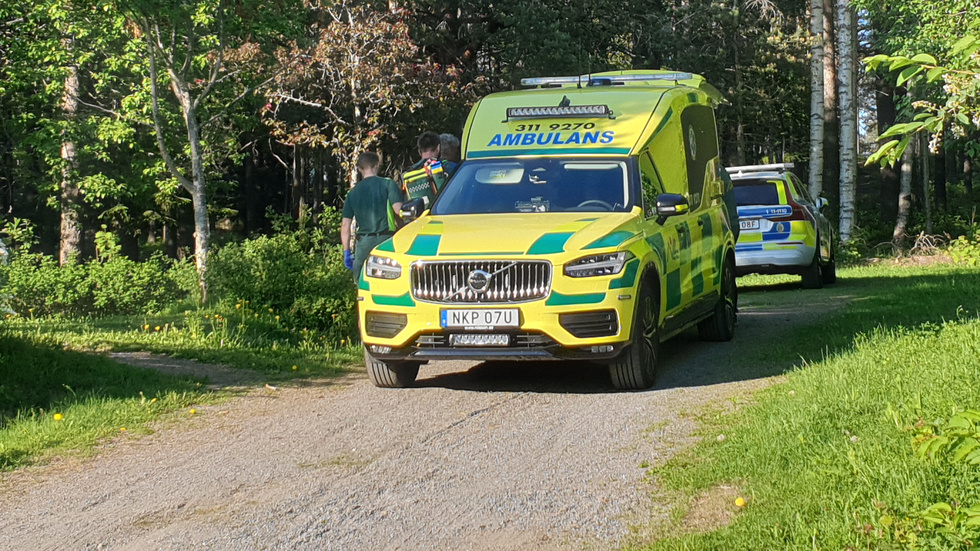 Mannen fördes till sjukvård i ambulans.