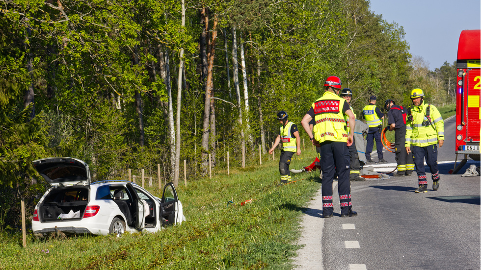 En mamma och hennes son i yngre tonåren skadades i olyckan.