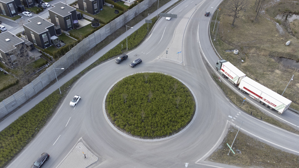 En cirkulationsplats skulle förbättra trafikflödet, skriver insändarskribenten. 