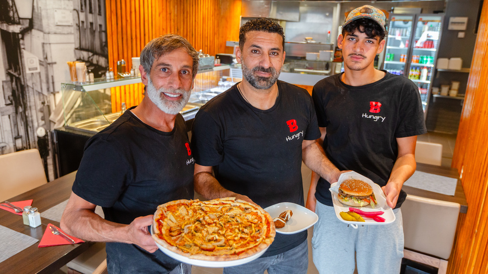 Mohammad Abughali (i mitten) har öppnat restaurangen Be Hungry i Motala. Här tillsammans med Sam Kesrwan (t.v.) och sin son Seraj Abughali (t.h.).