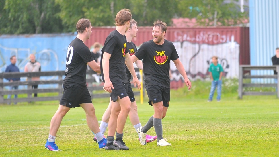 Linus Omark, som lobbade in Luleås sista mål, gratulerar här till Pontus Andreassons mål. 