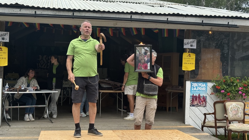 Stefan Hjelte tar emot bud på en spegel.