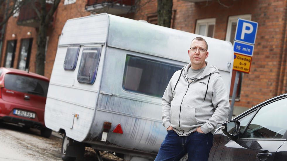 Kjell Hedqvist driver butiken Importspecialisten och har den dumpade husvagnen direkt utanför sin entrédörr.