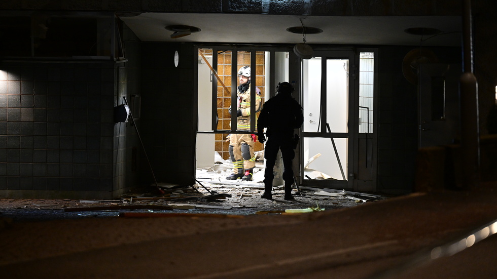 Två explosioner skedde med bara minuters mellanrum vid två portar till bostadshus i Västra Frölunda i Göteborg natten mot onsdagen.
