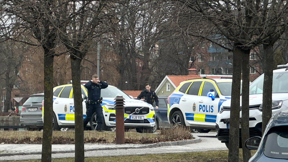 Två polisbilar är på plats utanför Härberget i Eskilstuna.