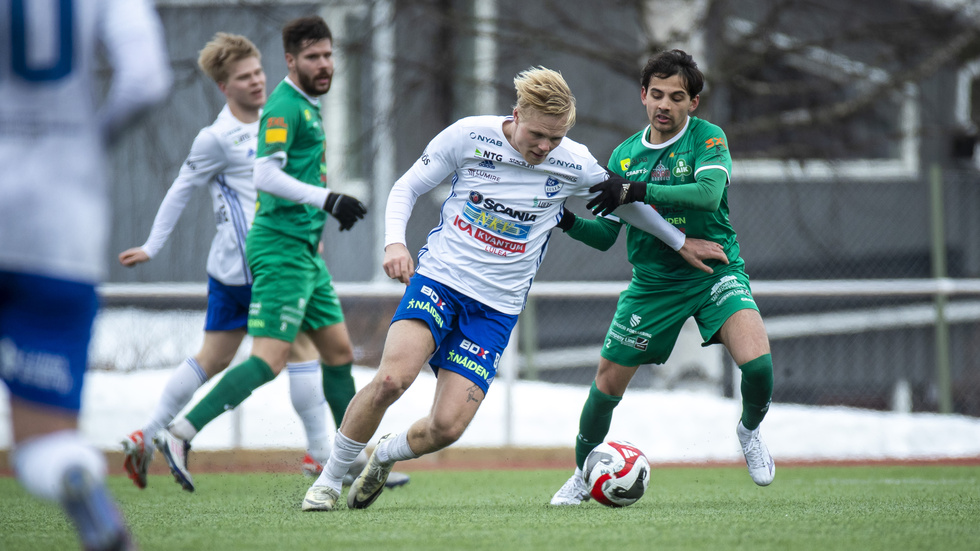 William Nordell i en derbytduell mot Baik. På onsdagen väntar en ny derbyduell mot gamla laget BBK.