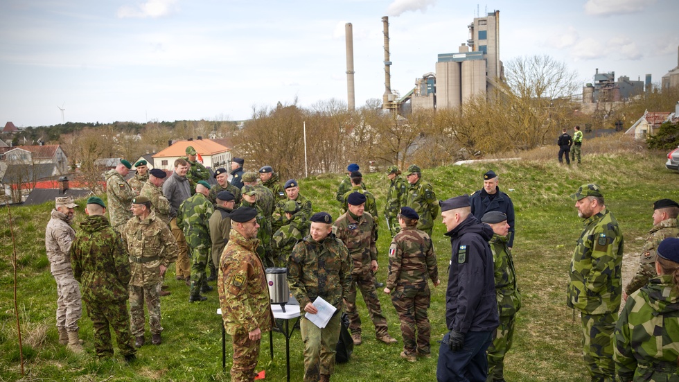 Två busslaster med ungefär 70 Nato-planerare besökte Lotsstugan i Slite under tisdagen som en del av en fältövning. 