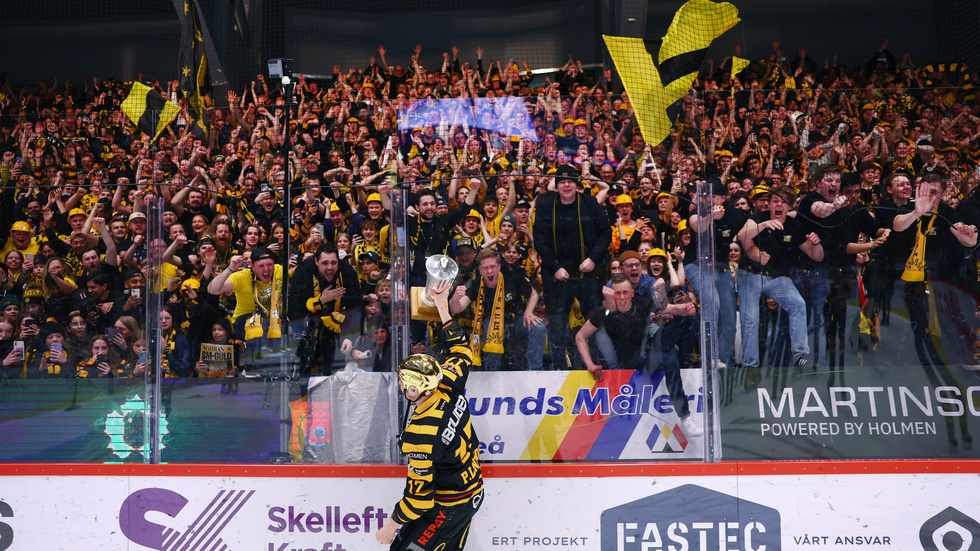 Pär Lindholm jublar tillsammans med Skellefteåsupportrarna.