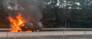 Här brinner fordonet med lågor på E4