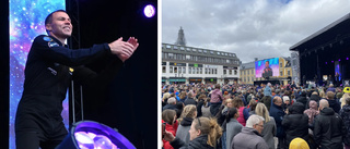 Här gör Marcus Wandt "raketen" – smockat med folk på torget