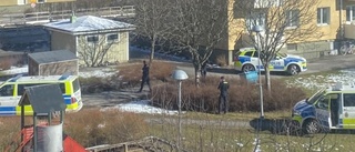 Två infångade efter insats vid lekplats – flydde från polisen