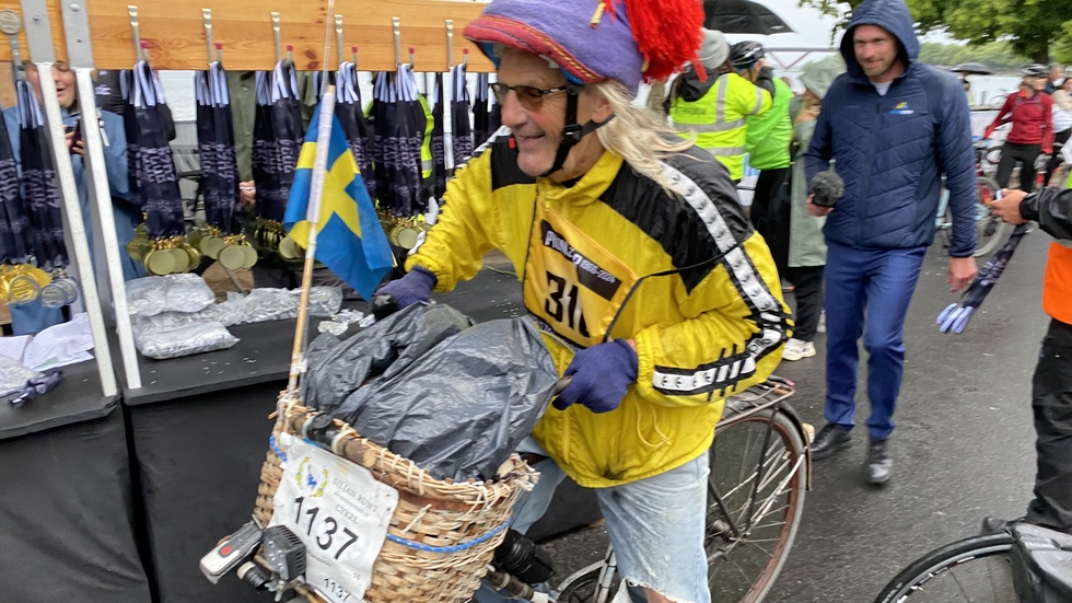 Stig Johansson är i mål i sitt 59:e Vätternrundan. Vd Oskar Sundblad får springa efter med medaljen. Vätternrundans siste pionjär som kört alla lopp sedan 1966 nådde målet på 24,5 timmar. 