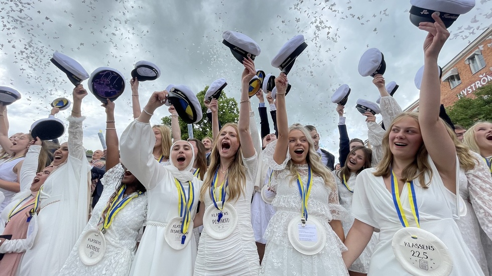 "Klassens Ladyboss", "Klassens Postnord", "Klassens Businesswoman" och de andra viftar hej då till skolan.