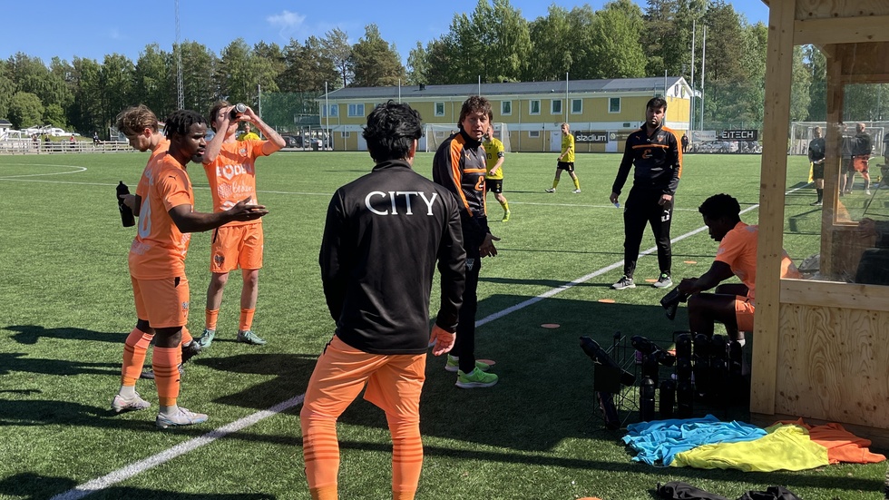 Peter Gitselov dirigerar sina spelare vid bänken under toppmatchen på Tunavallen mellan Notviken och Boden City  som slutade 0-0.