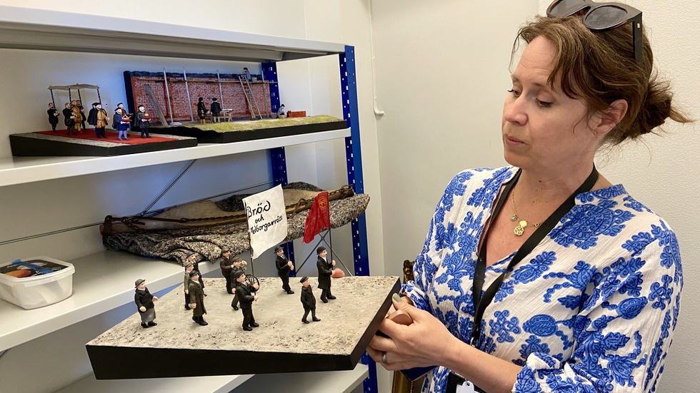Projektledaren Tina Landgren visar några av de miniatyrer som kommer att kunna ses på Slottshistoriska.