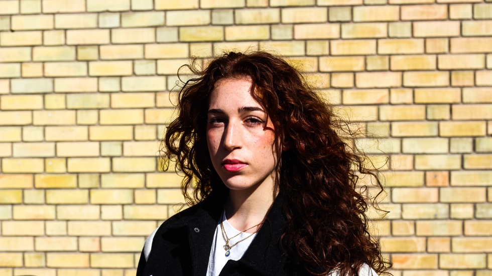 “Jag sjunger om vart mitt fokus ligger, vart jag vill ta mig, hur långt jag kommit som person. Jag är på en ny plats rent mentalt”, säger Julia Mraz om den nya singeln “Nya tankar”. 
