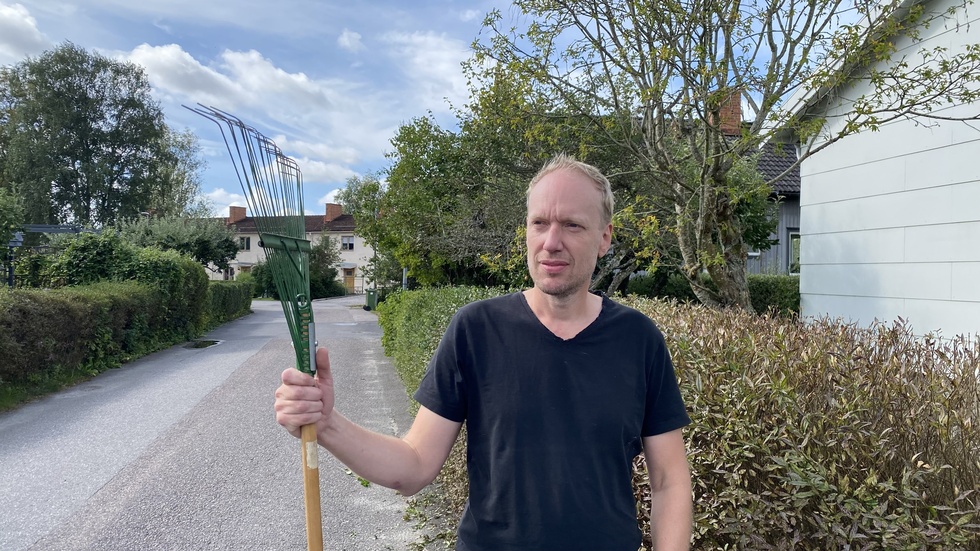 Johan Larsson påtar i trädgården i Högbrunn där en grov mordbrand inträffade natten mot fredag. "Lite obehagligt att saker och ting kryper närmare" säger han.
