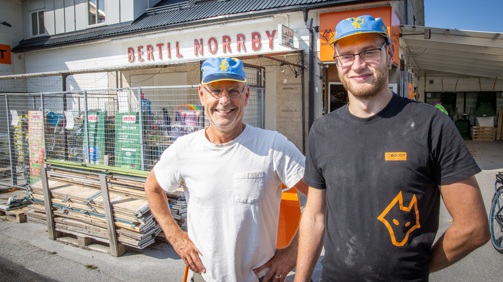 Herman Hafdell (till höger) jobbar på Bertil Norrby AB i Burgsvik. "Jättekul, ju", säger han om kepsens medverkan i boken och Jonas Burmans illustrationer.