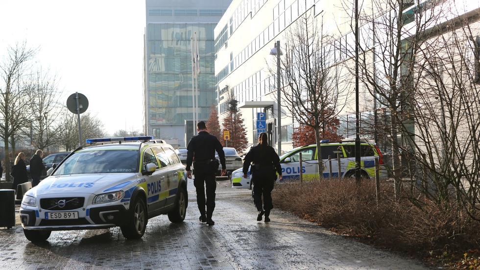 Mordrättegången i säkerhetssalen i Attunda tingsrätt är inledd, under stort säkerhetspådrag. De fem åtalade misstänks på olika sätt vara inblandade i mordet på gängledaren Ismail Abdos mamma, i Uppsala hösten 2023.