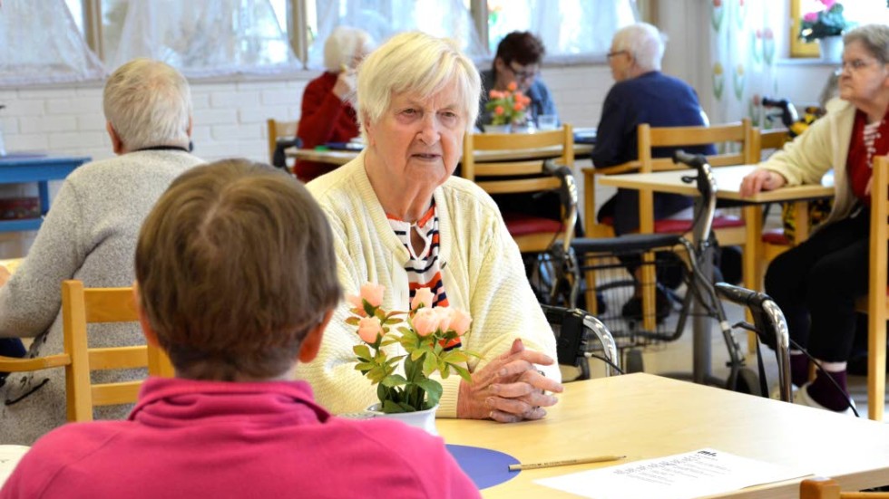 SOCIAL SAMVARO. Sonja Magnusson, till vänster i bild, bor inte på Enens gruppboende men har ätit här i elva års tid, nu upphör den möjligheten. Här sitter hon tillsammans med Mariana Lindberg, boende på Enen.