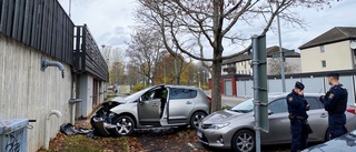 Personbil körde in i vägg i P-hus