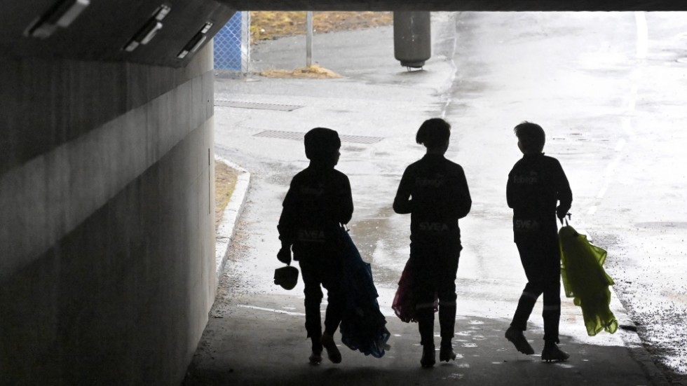 Tre yngre pojkar i gångtunnel.