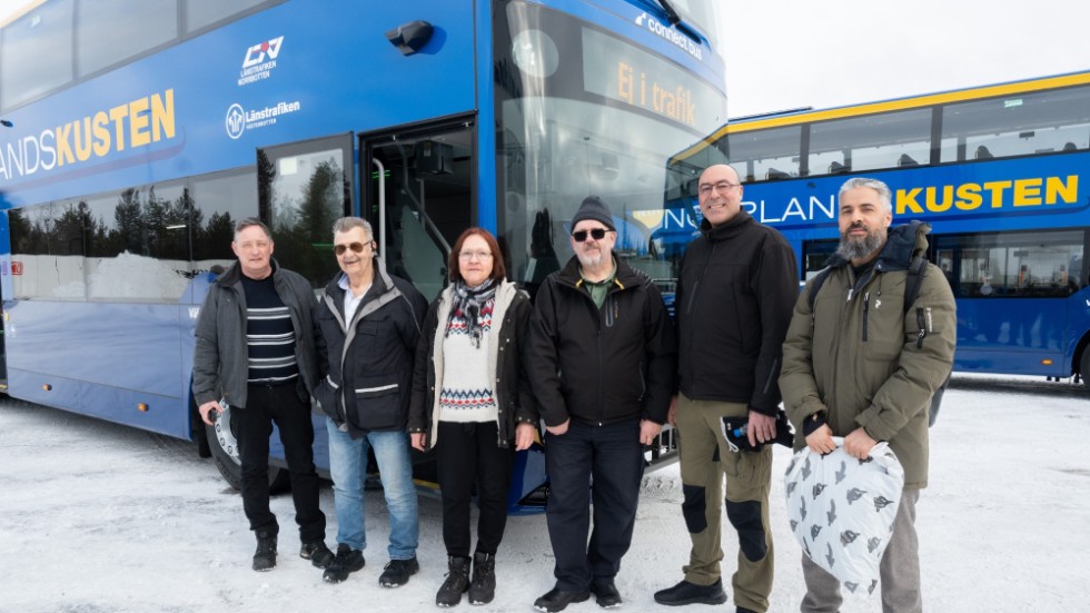 Bussförarna Juhani Huhtakangas, Seskarö, Bror Hjorth, Kalix, Lena Isaksson, Haparanda, Tomas Asplund, Salmis, Fehmi Mahdi, Haparanda och Naoufel Bourhil, Luleå, ser fram emot att få börja köra de nya bussarna.