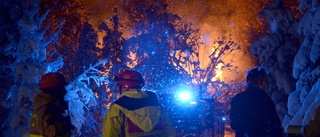 Fullt utvecklad brand i villa