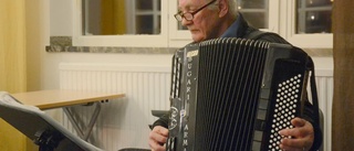 Folkdansen drivs av glädje