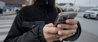 Blicken i mobilen och rakt ut i körbanan