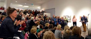 Trångt på Mamma Anderssons vernissage