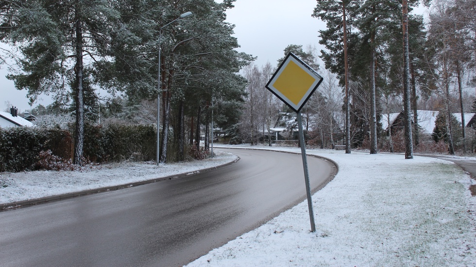 På Norra vägen har kommunen höjt hastigheten från 50 till 60. Varför, undrar insändarsrkibenten.