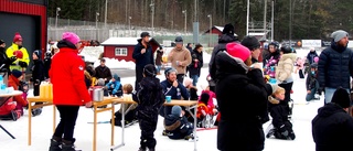  Folkfest på isen • Känner du igen någon i skridskovimlet? • Se video från Tjustvallen