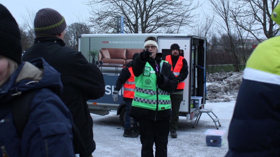 Lotta Klang Bergström, operativ chef för Missing People, pekar ut riktningar för grupperna i söndagens sökinsats.