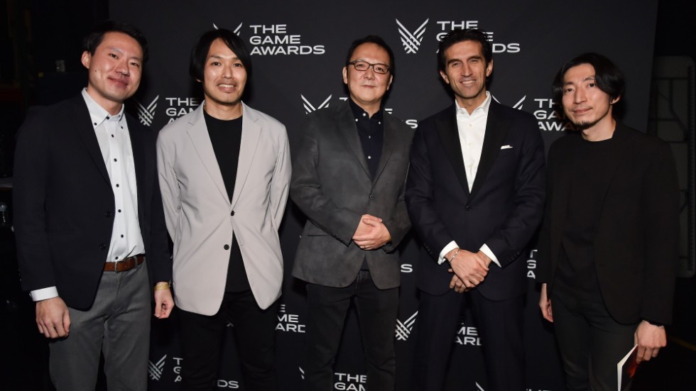 Hidetaka Miyazakii mitten, bredvid prisutdelaren Josef Fares (andra från höger), tillsammans med andra medarbetare från "Elden ring". Pressbild via The Game Awards.