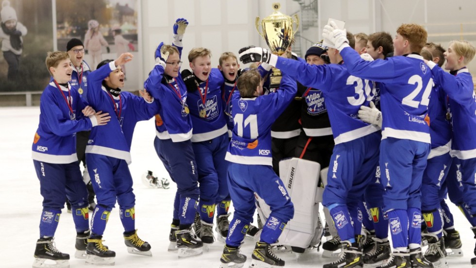 Lyckliga Villaspelare fick lyfta bucklan i 25:e upplagan av KVBS mellandagcup för P14-lag.