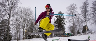 Rassmus, 33, byggde skidparadis – hemma: "När man jobbar hårt måste man också kunna leka" ✓Toppstuga ✓Skidlift ✓Skiduthyrning