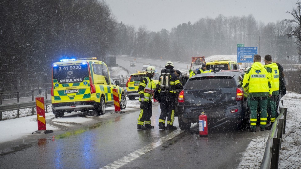 Räddningspersonal på olycksplatsen.