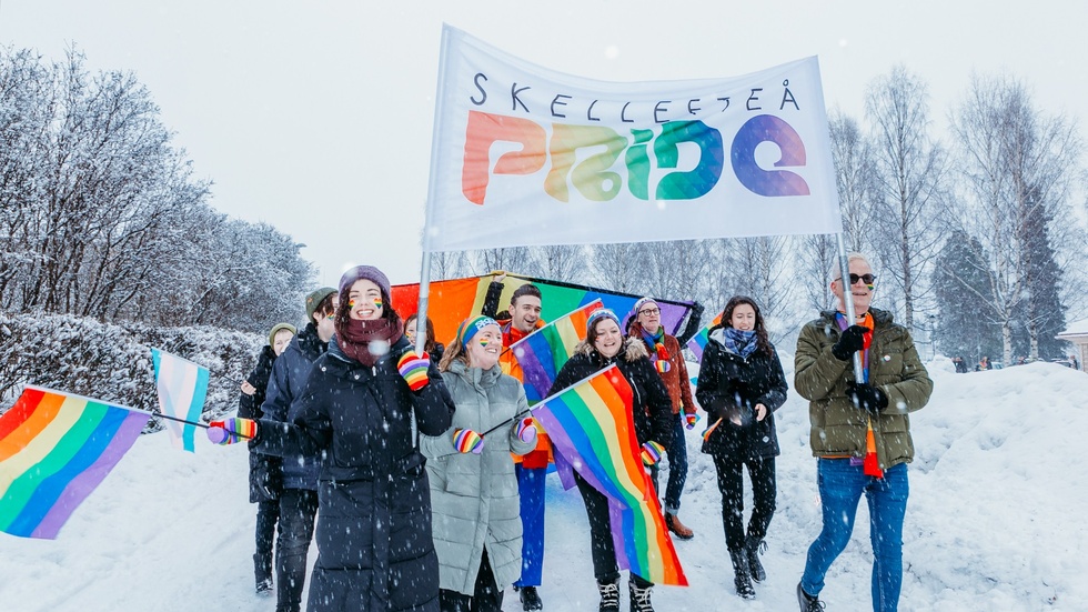 Snart tågar Prideparaden genom stan igen – bilden är från Skellefteå Pride parad 2023. 