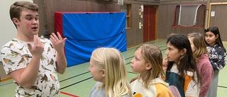 Albin och gänget övar teater i gympahallen