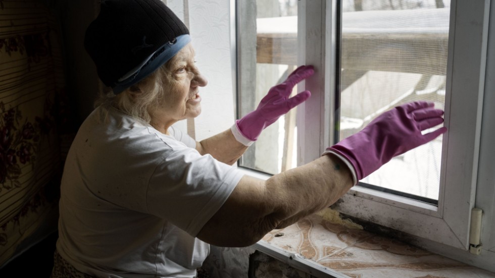 Nadija Omeltjenko visar de nya fönster som installerats i hennes hus efter fjolårets ryska ockupation.